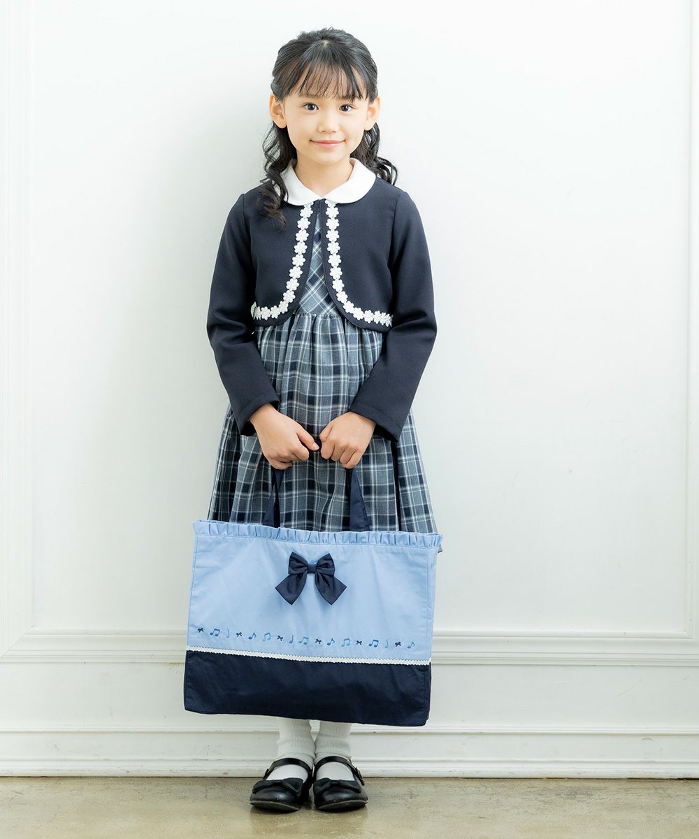 子供服 女の子 リボン付き音符刺繍トートバッグ ブルー(61) モデル画像1