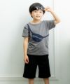 ベビー服 男の子 ポシェット風モチーフTシャツ チャコールグレー(93) モデル画像アップ
