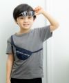 ベビー服 男の子 ポシェット風モチーフTシャツ チャコールグレー(93) モデル画像全身