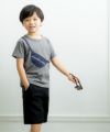 ベビー服 男の子 ポシェット風モチーフTシャツ チャコールグレー(93) モデル画像3