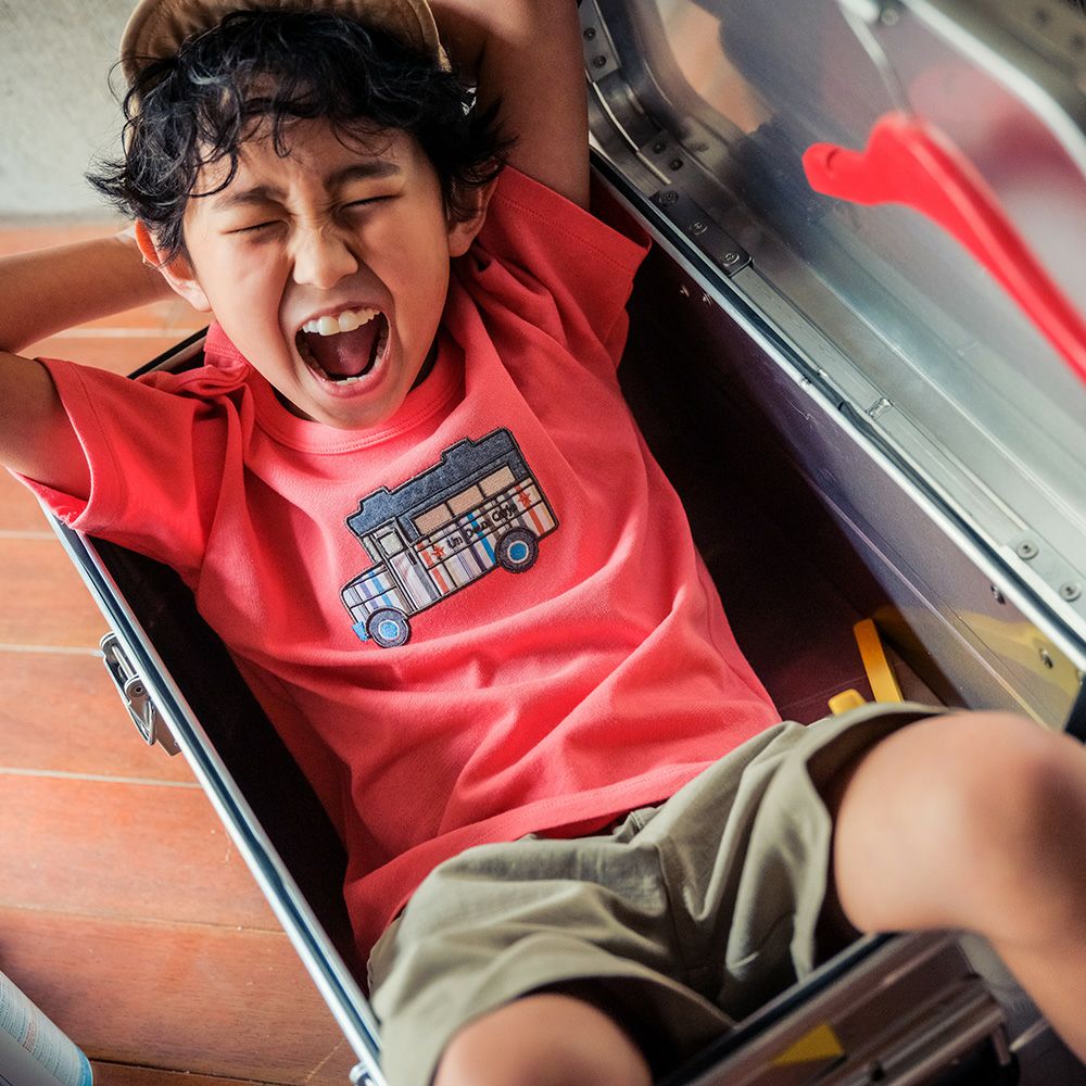 子供服 男の子 綿100％車刺繍モチーフTシャツ レッド(03) モデル画像アップ