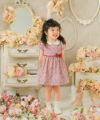 ベビー服 女の子 日本製綿100％花柄ワンピース ピンク(02) モデル画像全身