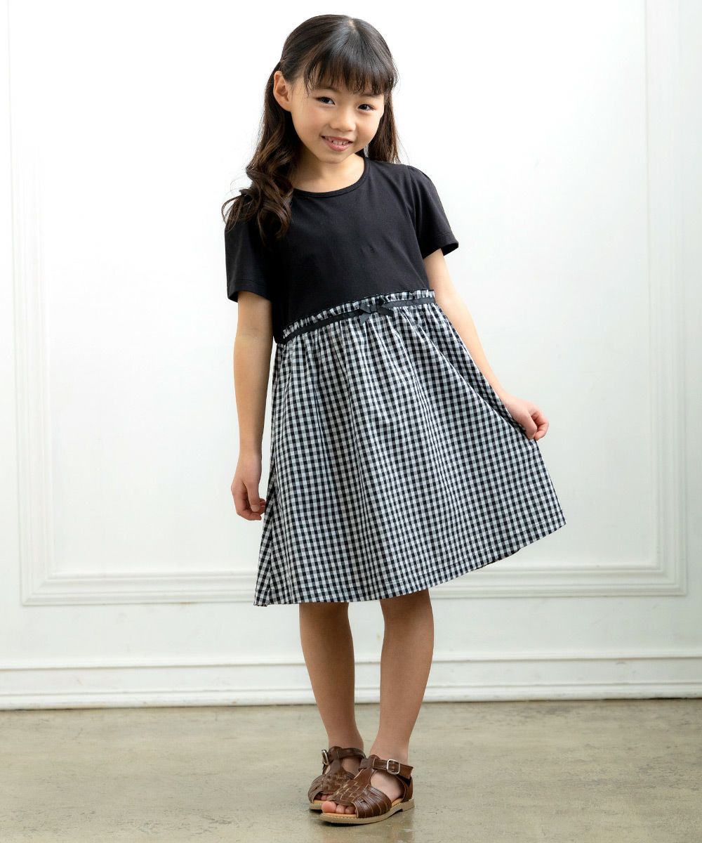 ベビー服 女の子 ギンガムチャック柄ドッキングワンピース ブラック(00) モデル画像全身