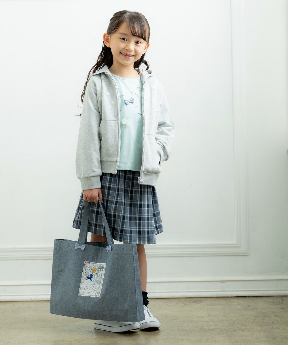 子供服 女の子 女の子モチーフつきダンガリートートバッグ ネイビー(06) モデル画像全身