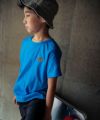 子供服 男の子 綿100％ロゴワッペンつきバックプリントＴシャツ ブルー(61) モデル画像アップ