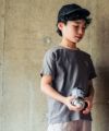 子供服 男の子 綿100％ロゴワッペンつきバックプリントＴシャツ チャコールグレー(93) モデル画像3