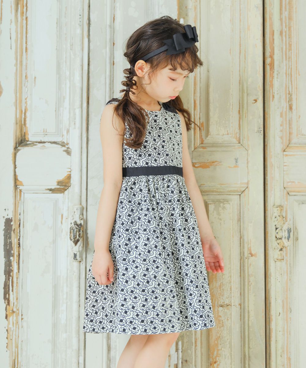 子供服 女の子 日本製花柄リボン付きワンピース ホワイト×ブラック(10) モデル画像