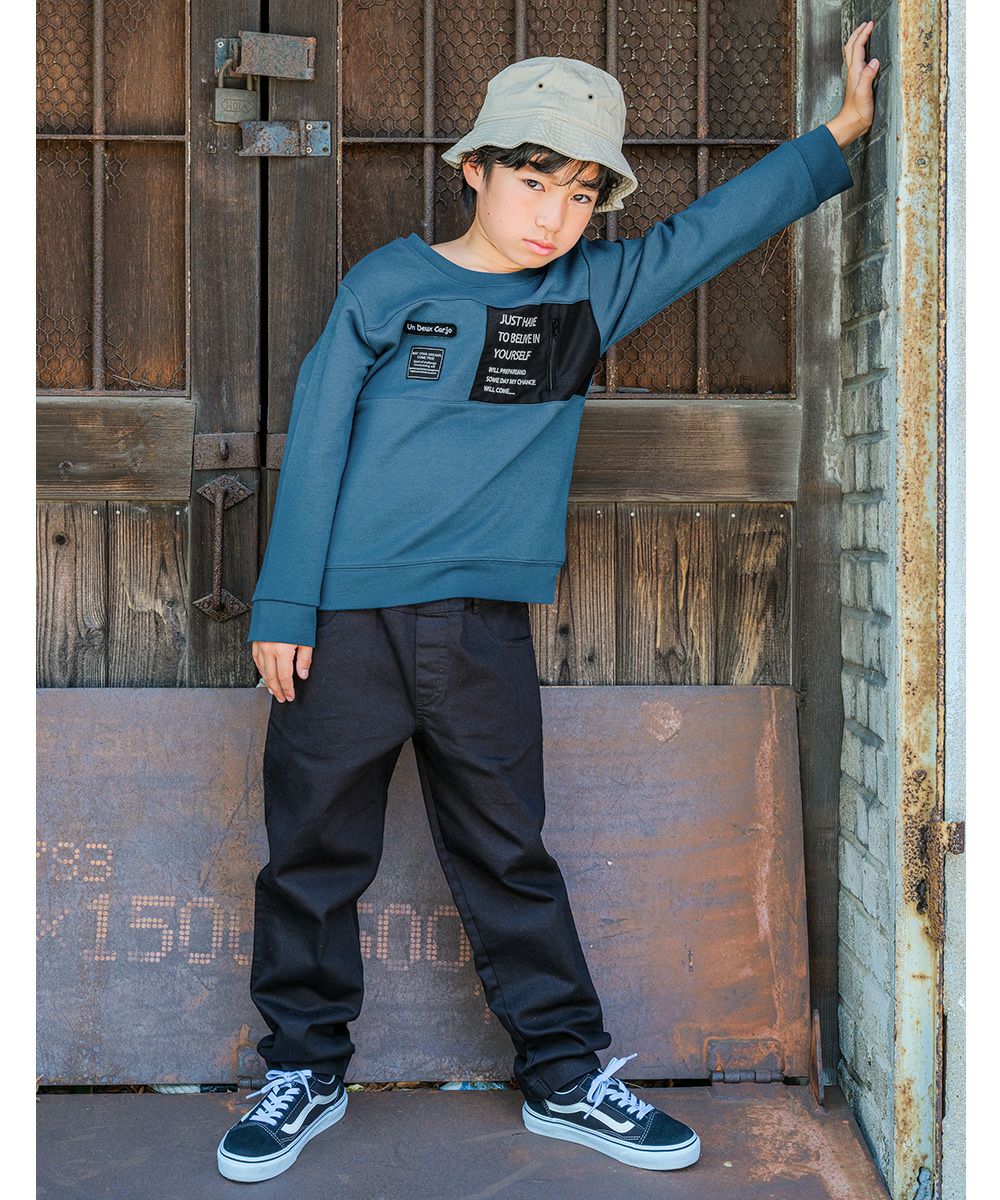 子供服 男の子 ジッパーポケット付きロゴ入りトレーナー グリーン(08) モデル画像全身