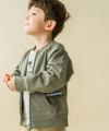 ベビー服 男の子 マフポケット乗り物デザインジャケット カーキ(82) モデル画像全身