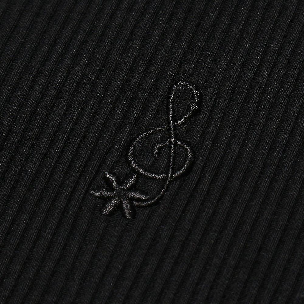 子供服 女の子 音符刺繍フリルネックTシャツ ブラック(00) デザインポイント1