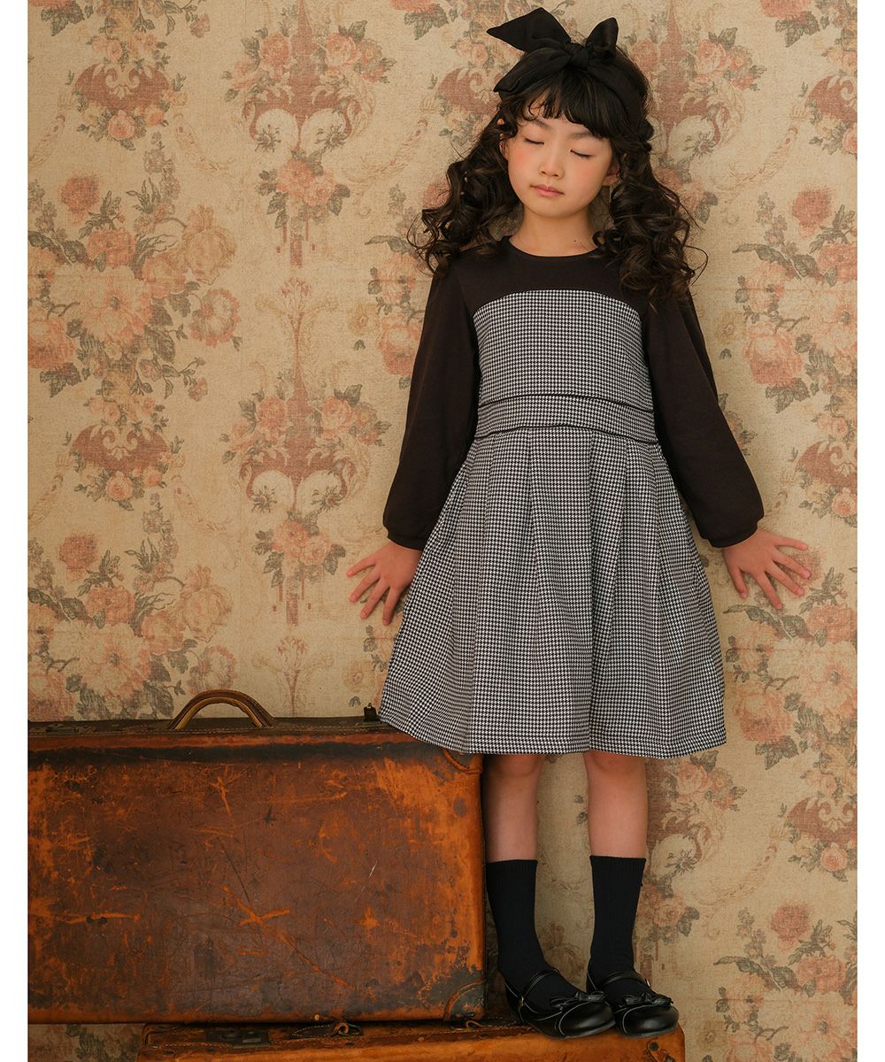 子供服 女の子 千鳥柄ギャザードッキングワンピース ホワイト×ブラック(10) モデル画像2