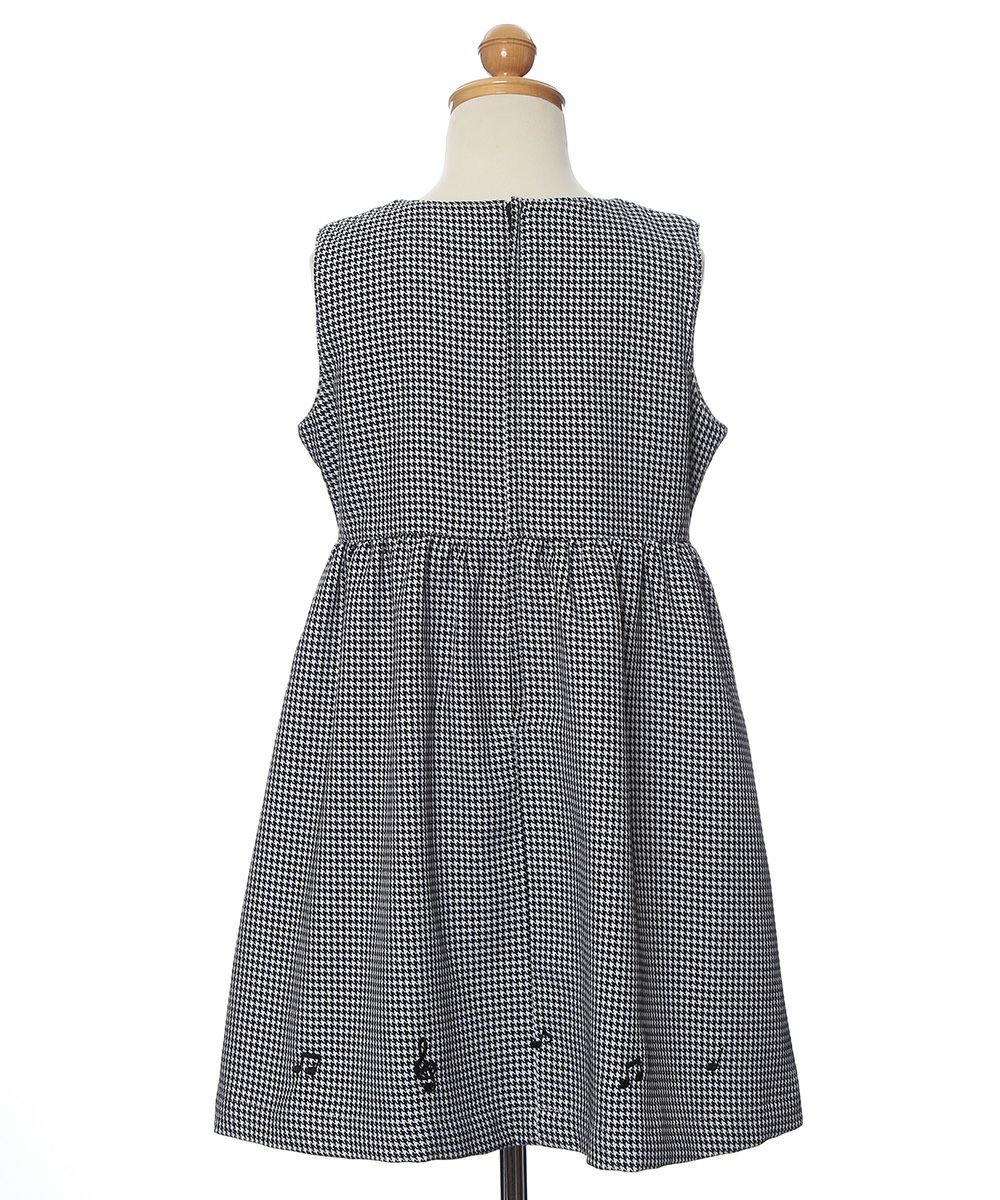 子供服 女の子 千鳥柄　音符　刺繍　ギャザー　ワンピース ホワイト×ブラック(10) トルソー背面