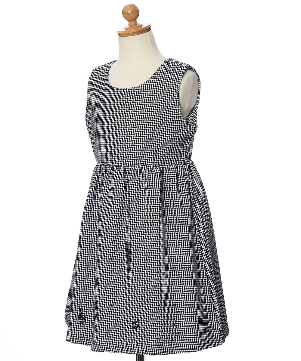 子供服 女の子 千鳥柄　音符　刺繍　ギャザー　ワンピース ホワイト×ブラック(10) トルソー斜め