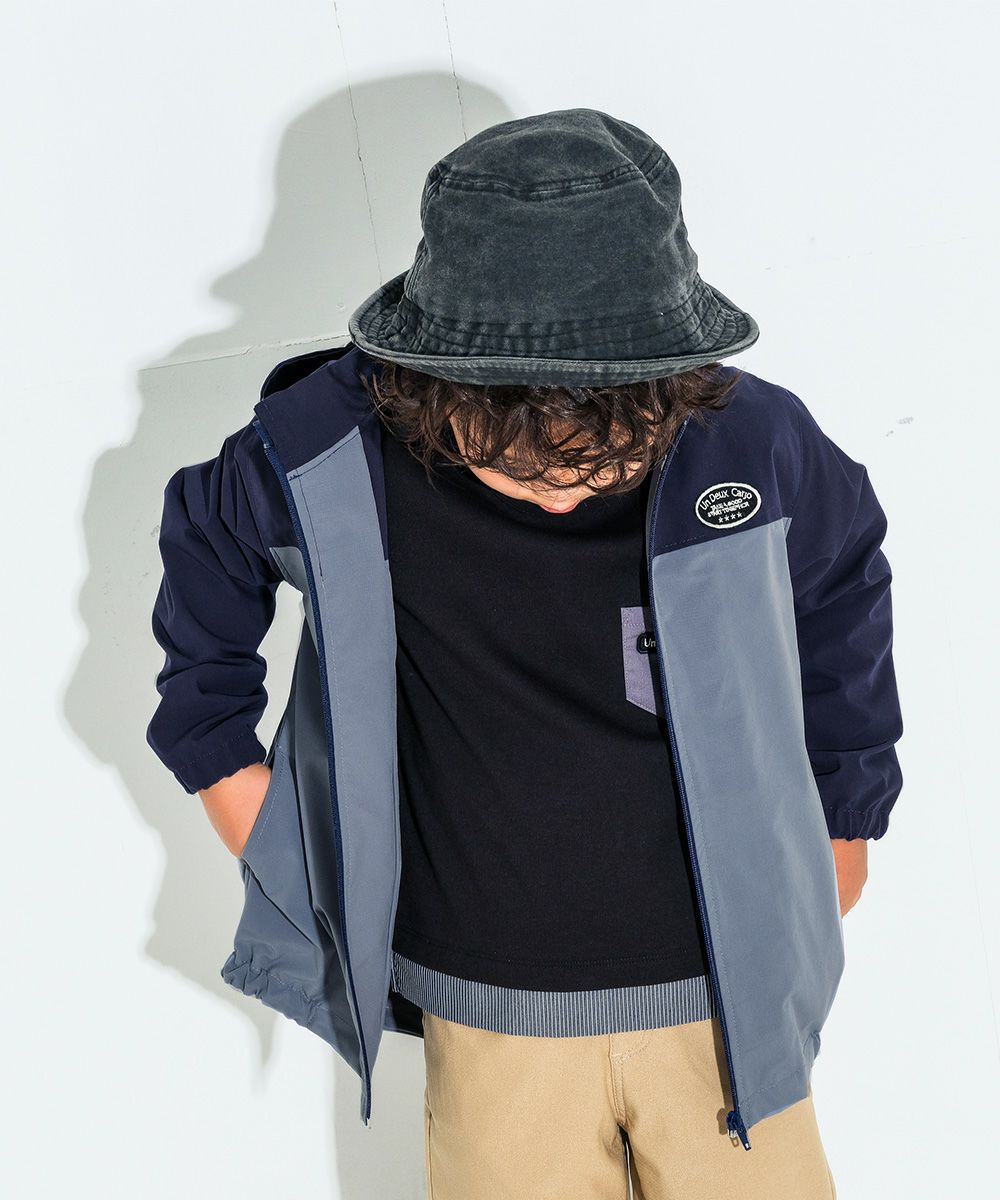 子供服 男の子 フード　取り外し可能　ジップアップ　ポケット ウインドブレーカー ブルー(61) モデル画像全身