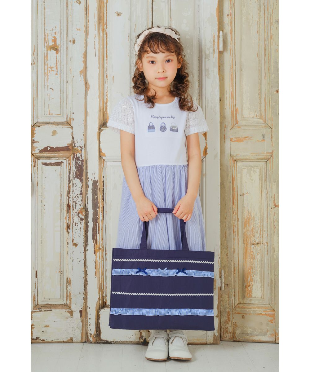 子供服 女の子 リボン フリル レッスンバッグ マチ付き キッズ トートバッグ 手提げかばん お稽古バッグ 大容量 A4ファイル ネイビー(06) モデル画像全身