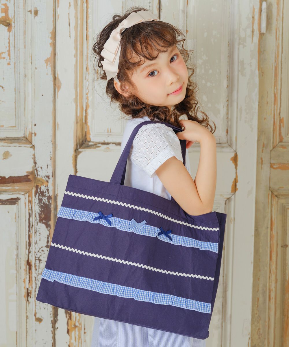 子供服 女の子 リボン フリル レッスンバッグ マチ付き キッズ トートバッグ 手提げかばん お稽古バッグ 大容量 A4ファイル ネイビー(06) モデル画像1
