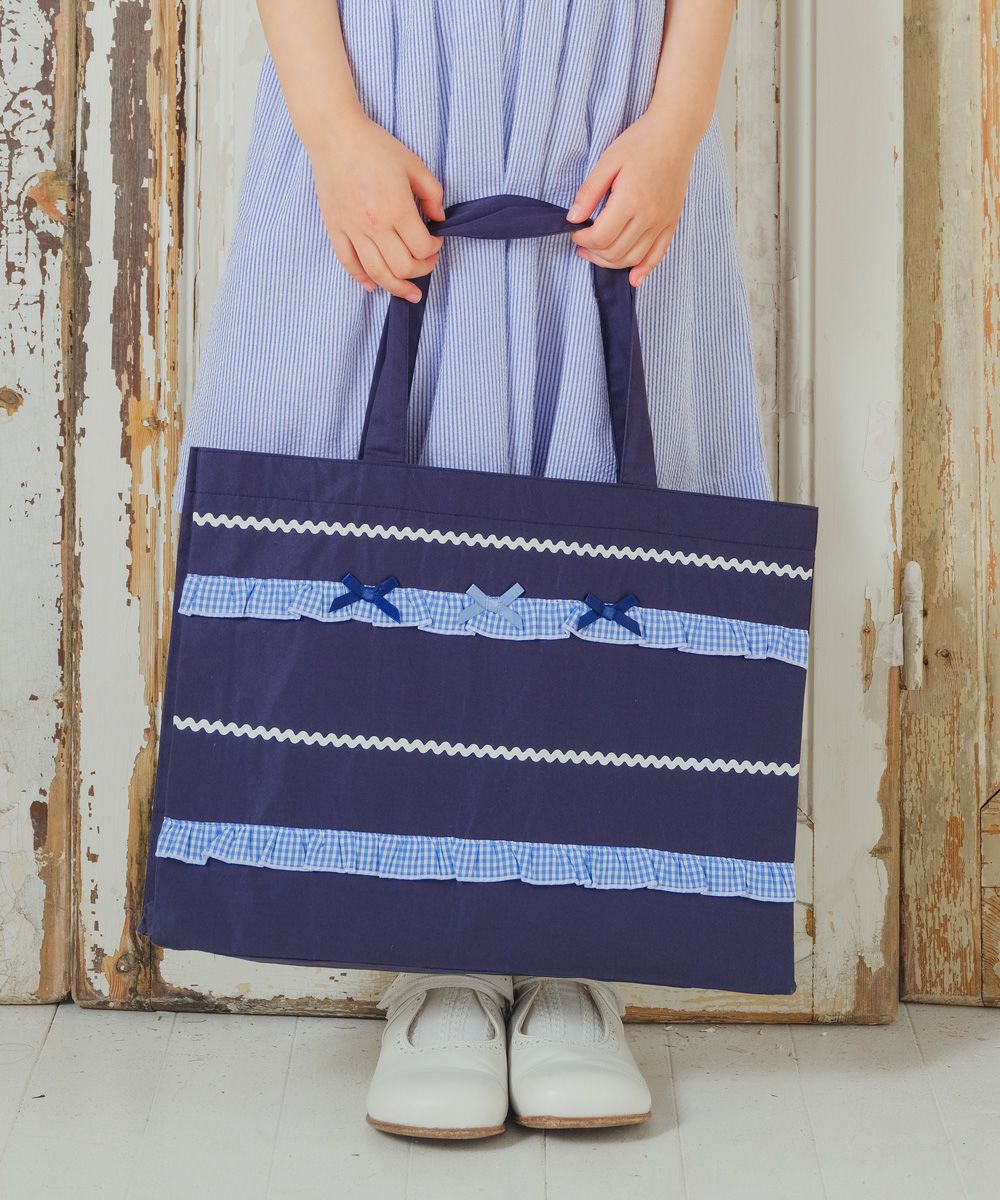 子供服 女の子 リボン フリル レッスンバッグ マチ付き キッズ トートバッグ 手提げかばん お稽古バッグ 大容量 A4ファイル ネイビー(06) モデル画像2