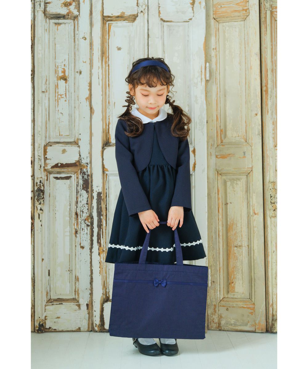 子供服 女の子 リボンつき 無地 トートバッグ レッスンバッグ ネイビー(06) モデル画像全身