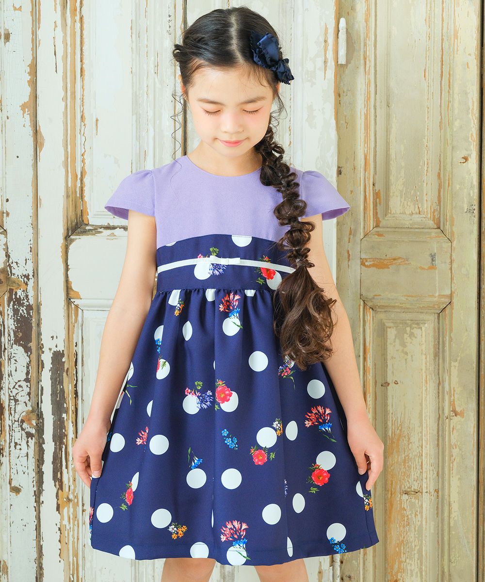 子供服 女の子 花柄 リボン ギャザー ワンピース ネイビー(06) モデル画像アップ