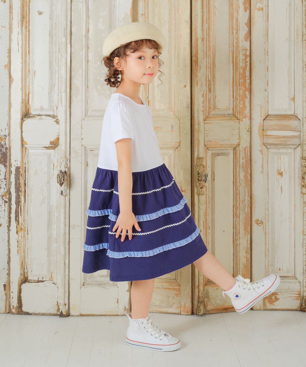 ベビー服 女の子 綿100％ フリル付き ギャザー ワンピース オフホワイト(11) モデル画像全身