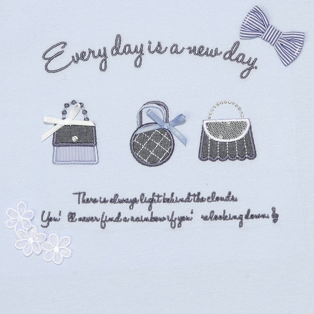 ベビー服 女の子 綿100％ バッグ刺繍 リボン 花モチーフ Tシャツ ブルー(61) デザインポイント1