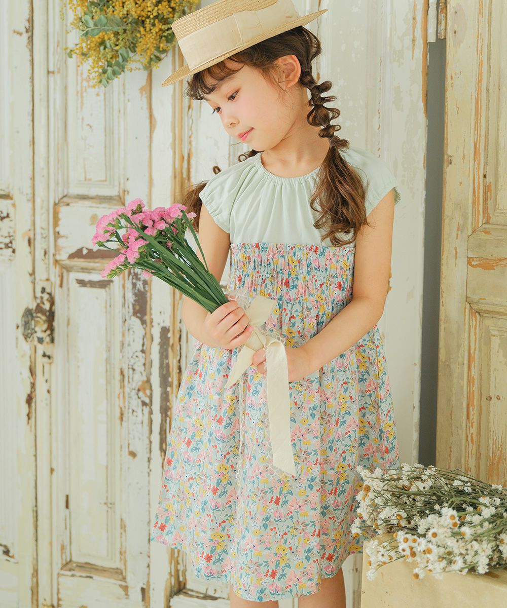 子供服 女の子 綿100％ 花柄 ギャザー ドッキングワンピース グリーン(08) モデル画像アップ