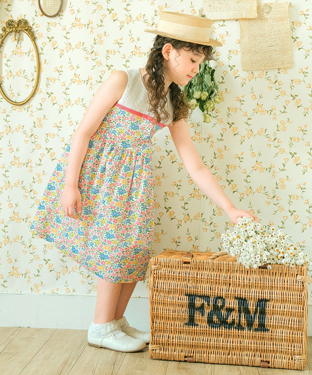子供服 女の子 リバティプリント使用 リボン 花柄 レースワンピース オフホワイト(11) モデル画像3