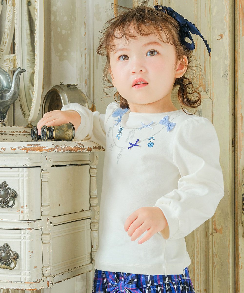 子供服 女の子 リボン ラメ プリント ネックレス風 Tシャツ オフホワイト(11) モデル画像アップ