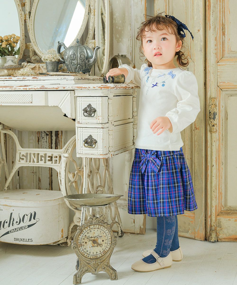 子供服 女の子 リボン ラメ プリント ネックレス風 Tシャツ オフホワイト(11) モデル画像全身