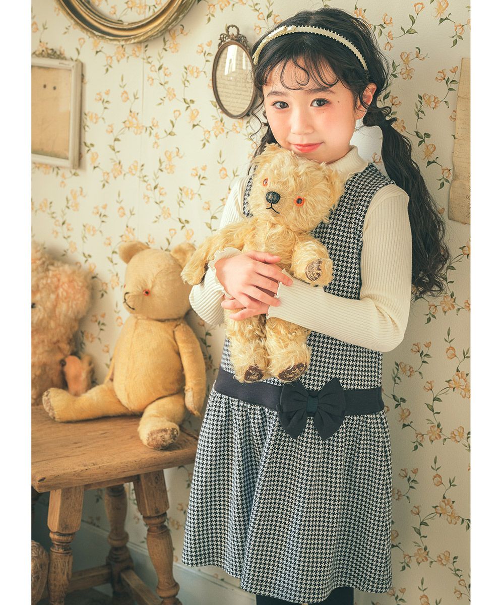 ベビー服 女の子 千鳥柄 リボンつき ワンピース ホワイト×ブラック(10) モデル画像1