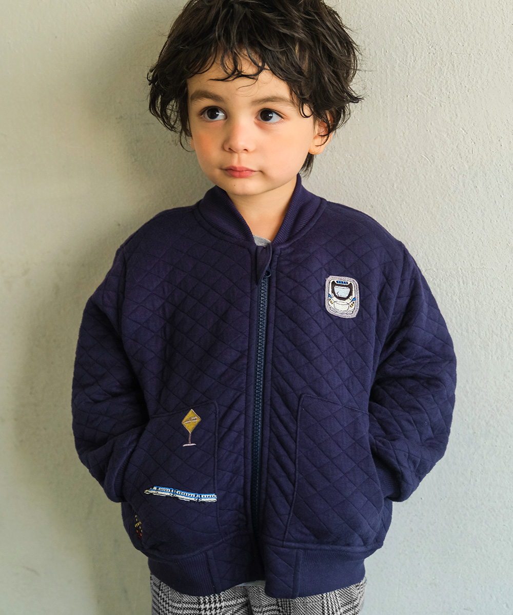 ベビー服 男の子 電車乗り物ワッペン キルティング　パーカージャケット ネイビー(06) モデル画像アップ