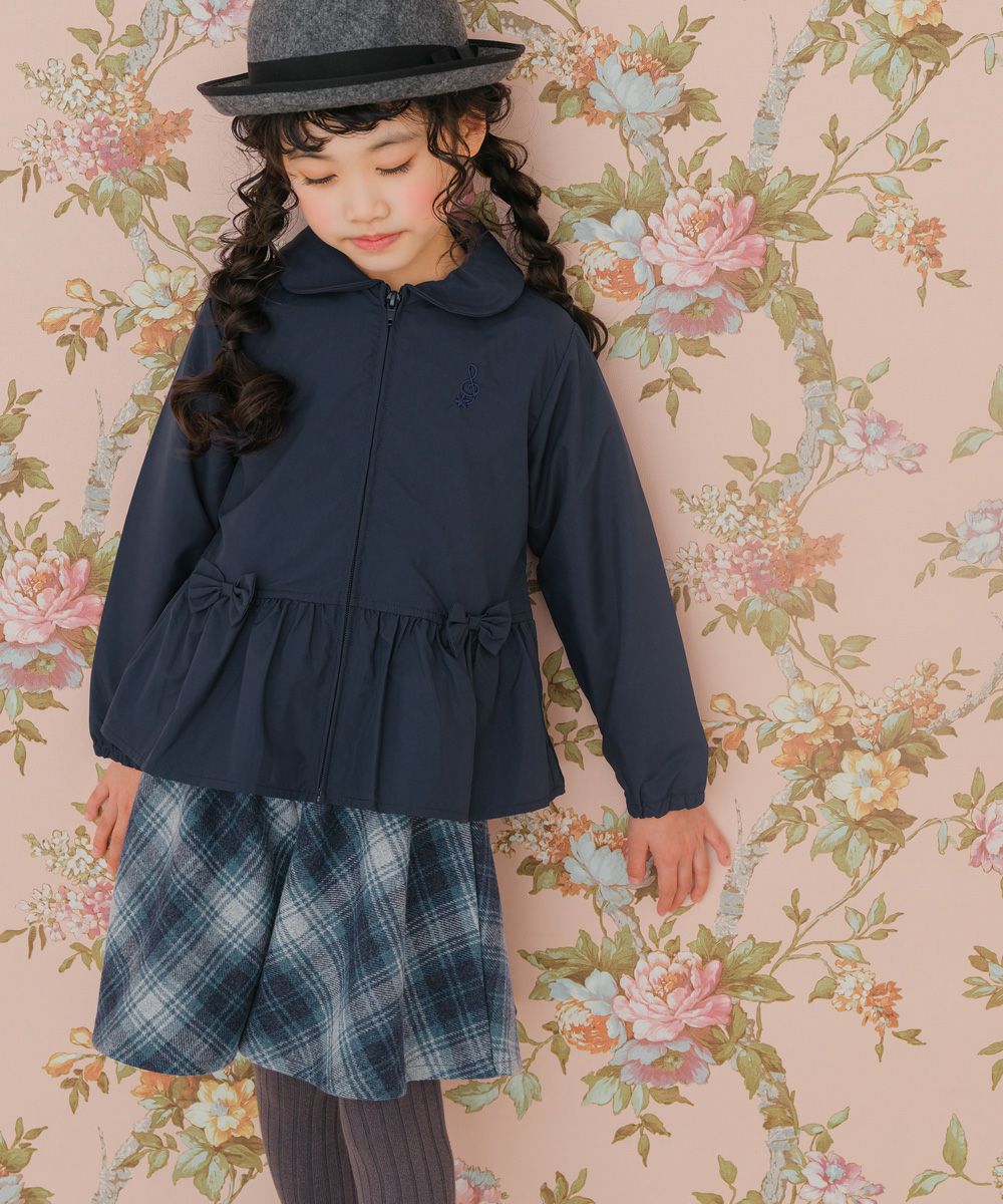 ベビー服 女の子 フード収納可能 音符刺繍＆リボンフリルつき ジップアップパーカー ネイビー(06) モデル画像3