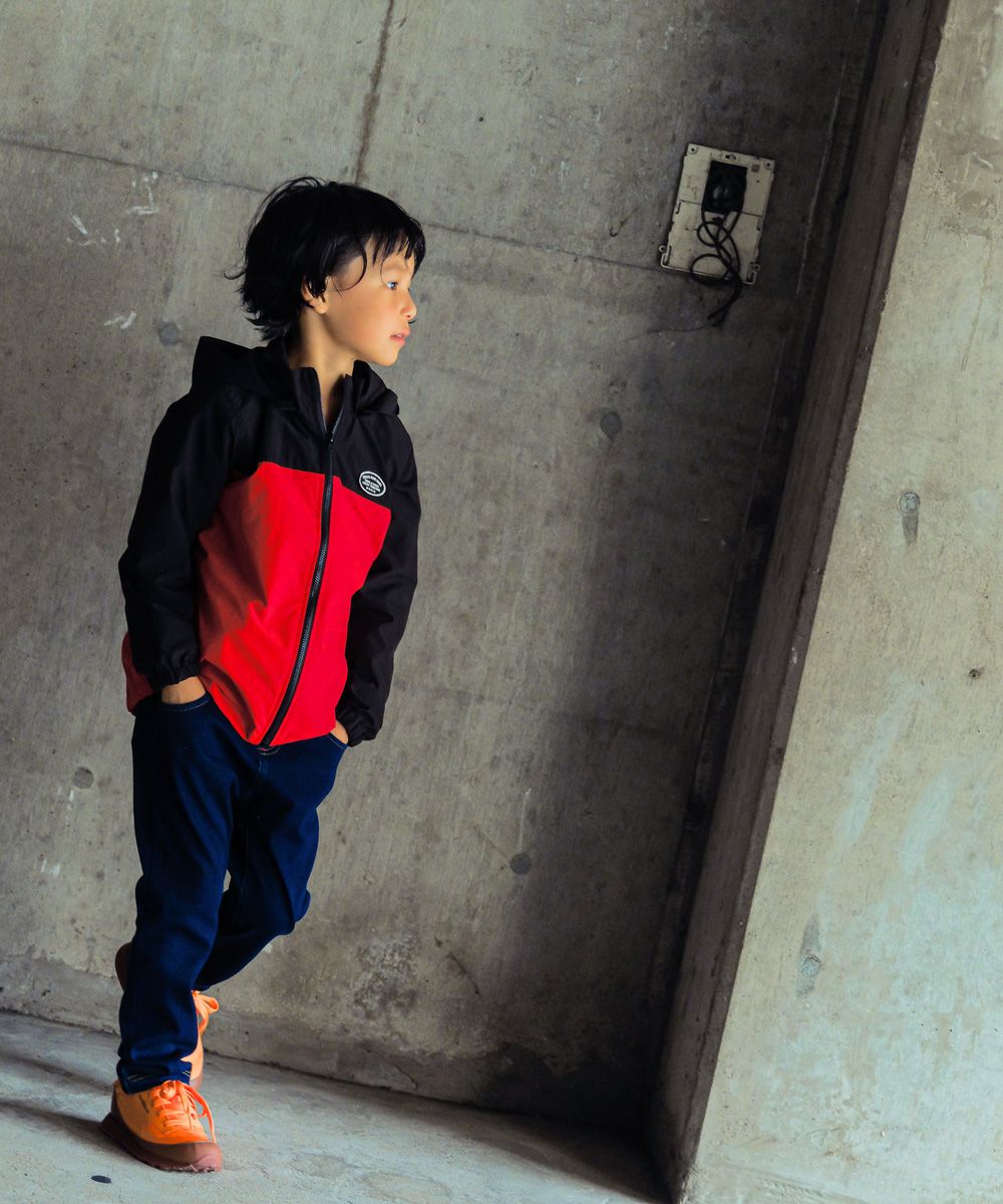 子供服 男の子 フードつき ジップアップ パーカー レッド(03) モデル画像2