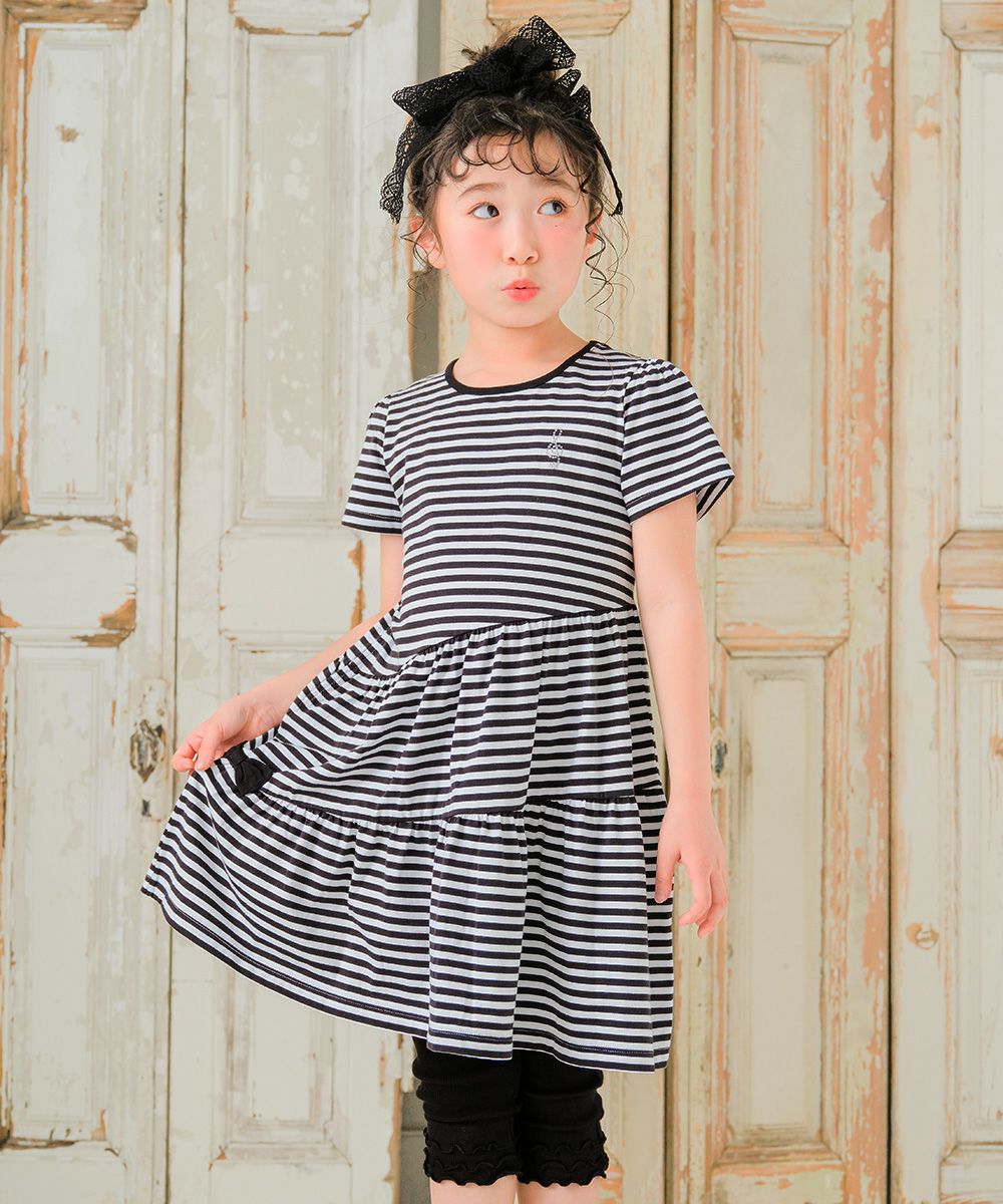 ベビー服 女の子 綿100％ ボーダー リボン 音符刺繍 ワンピース ホワイト×ブラック(10) モデル画像1