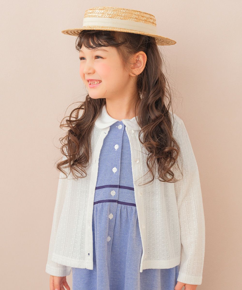 子供服 女の子 透かし柄 カーディガン オフホワイト(11) モデル画像全身