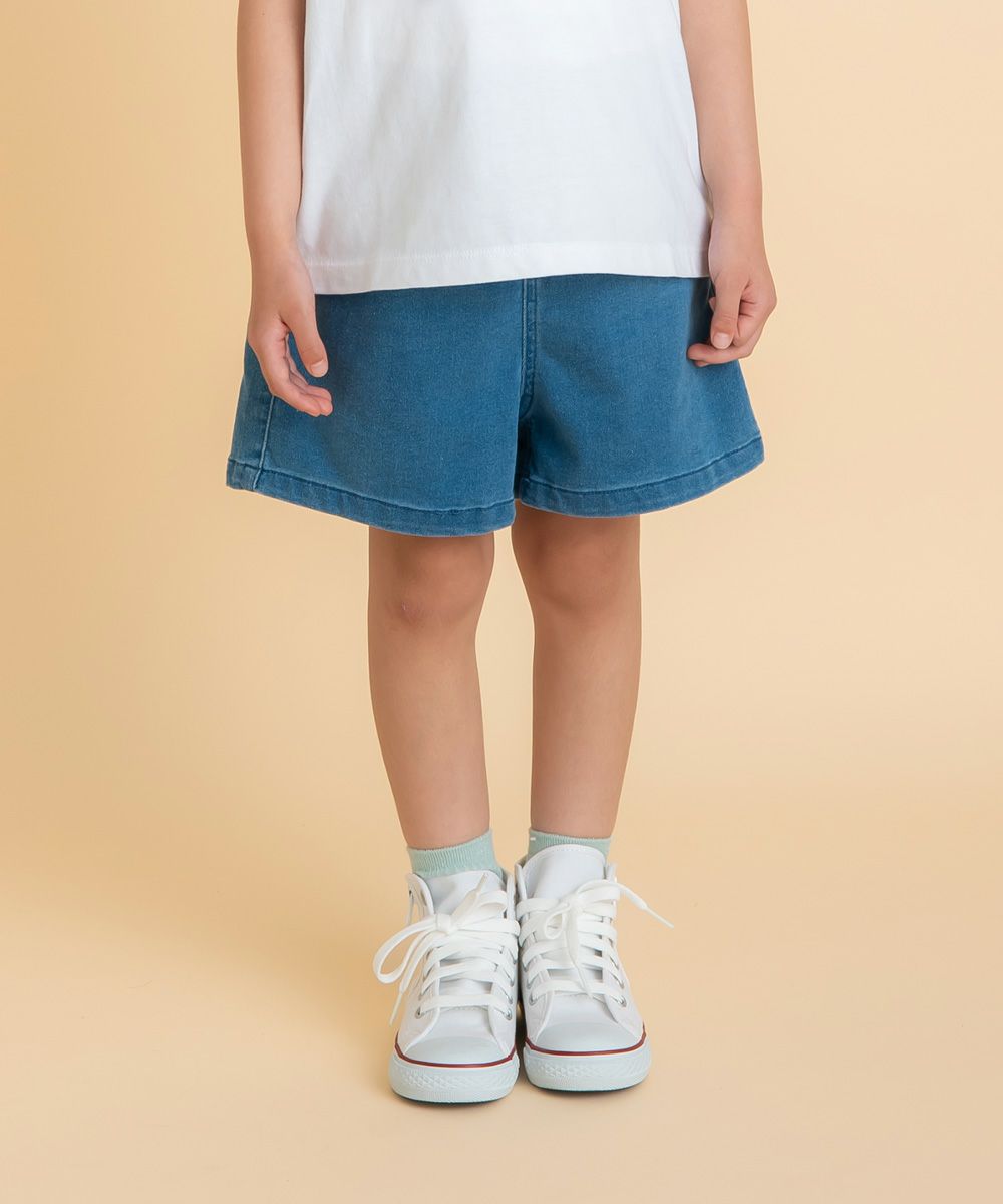 子供服 女の子 音符ロゴ付き デニム ショートパンツ ブルー(61) モデル画像アップ