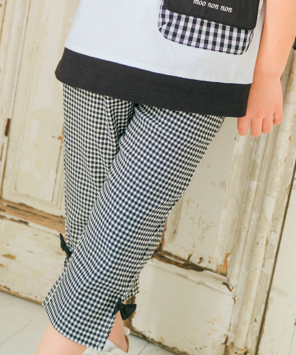 子供服 女の子 ストレッチ素材 ギンガムチェック柄 ７分丈パンツ ホワイト×ブラック(10) モデル画像1 カプリパンツ