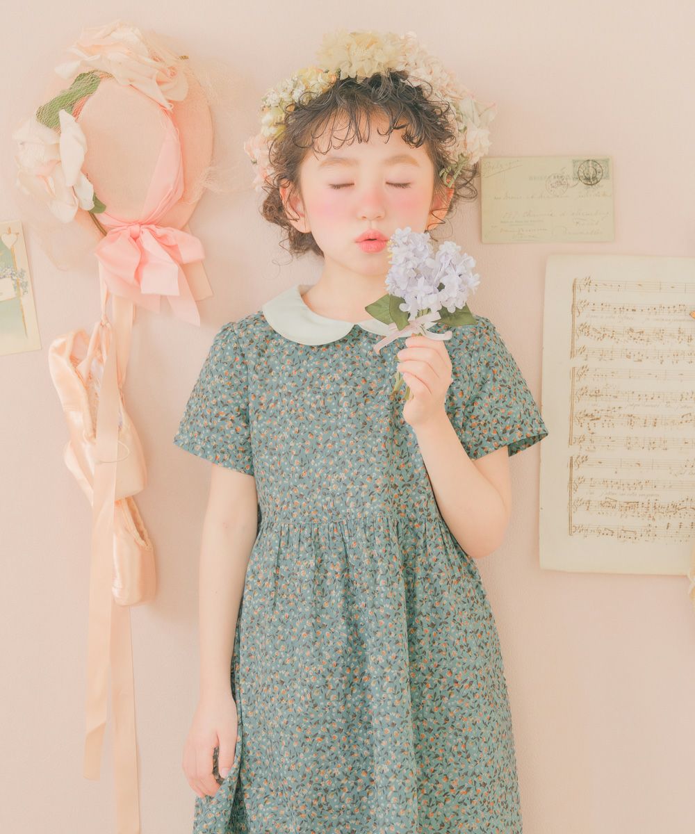 子供服 女の子 花柄 ギャザー 襟付き ワンピース グリーン(08) モデル画像全身