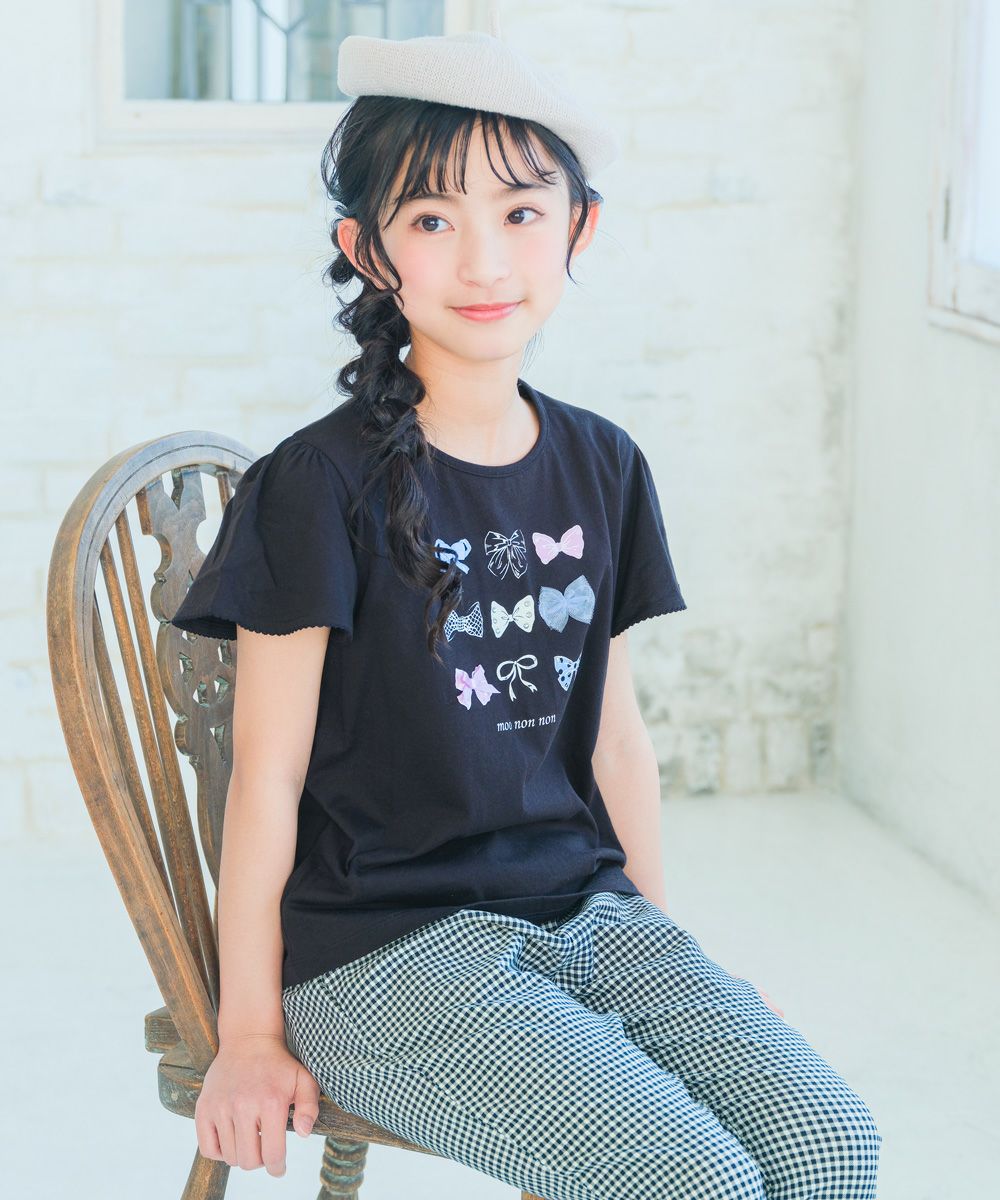 子供服 女の子 綿100％ リボンモチーフ ロゴ Tシャツ ブラック(00) モデル画像全身