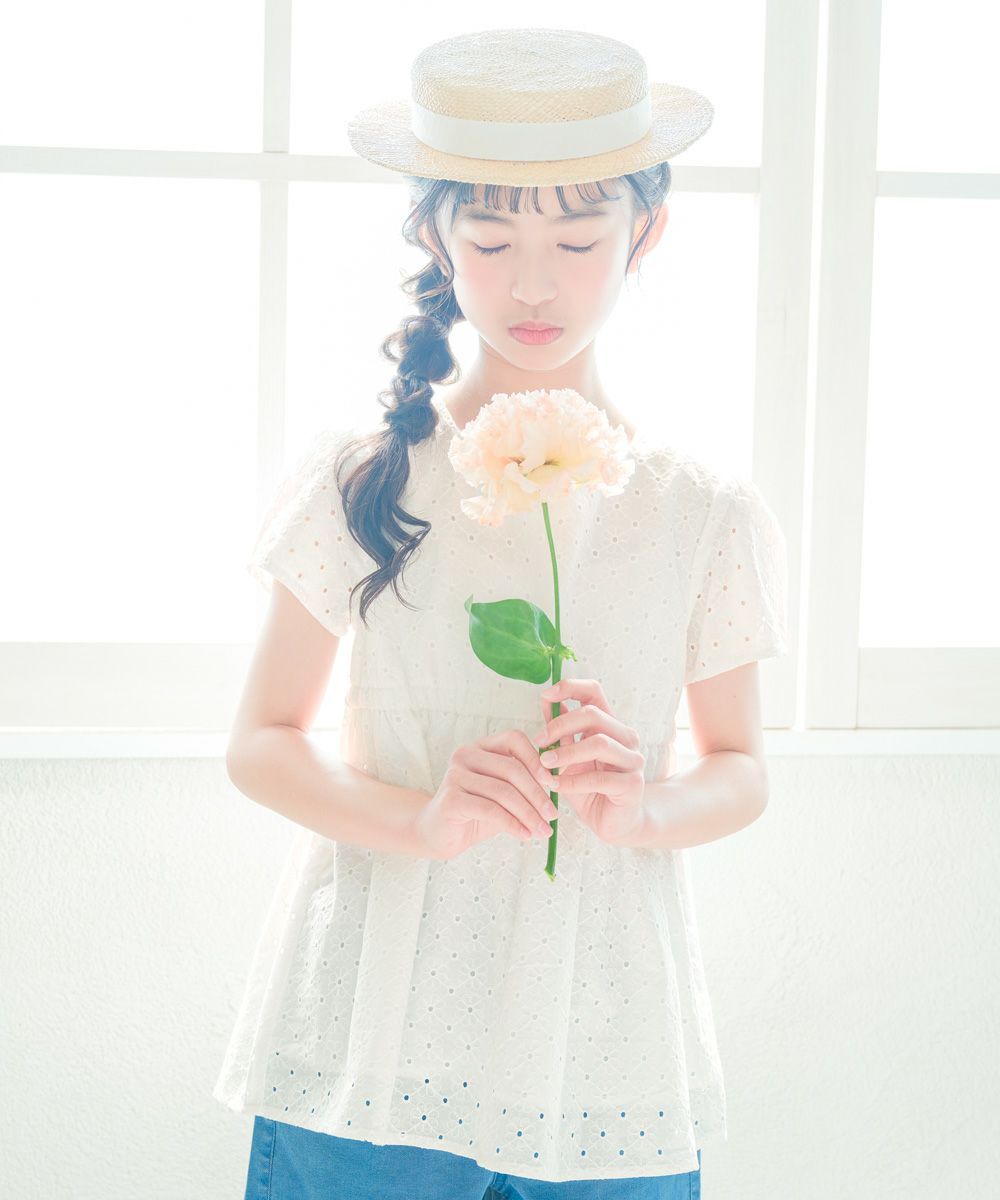 子供服 女の子 花柄レース Aライン Tシャツ オフホワイト(11) モデル画像アップ