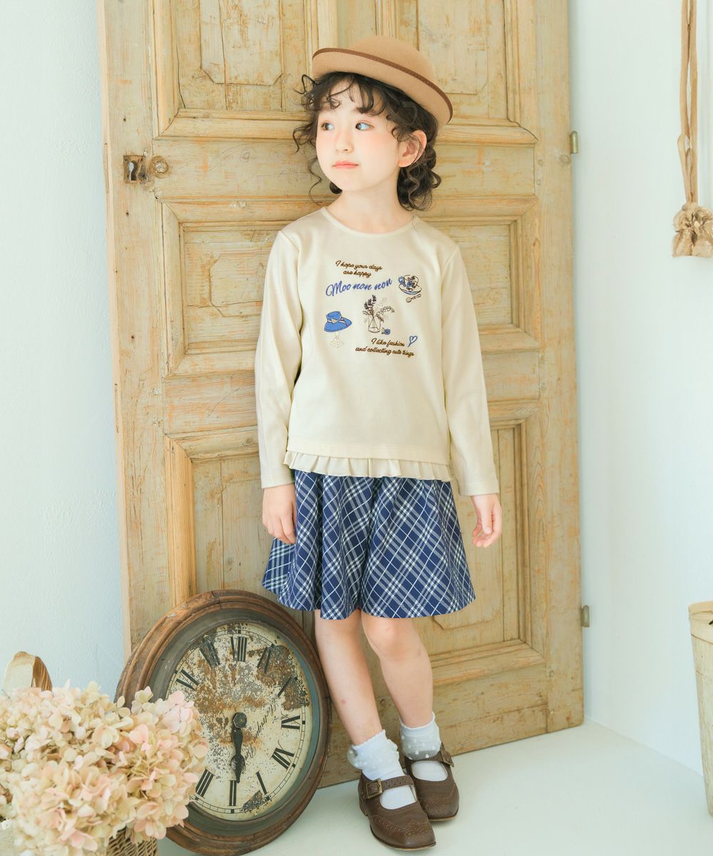 ベビー服 女の子 綿100％　裾フリル 刺繍 ロゴ Tシャツ オフホワイト(11) モデル画像全身