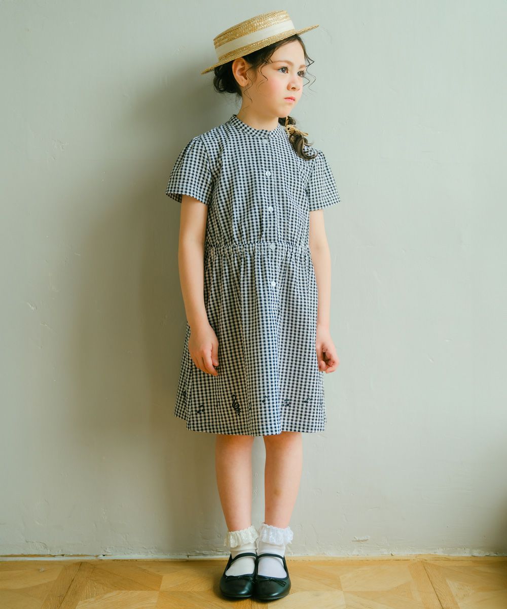 ベビー服 女の子 ギンガムチェック ＆ 音符 ワンピース ホワイト×ブラック(10) モデル画像アップ