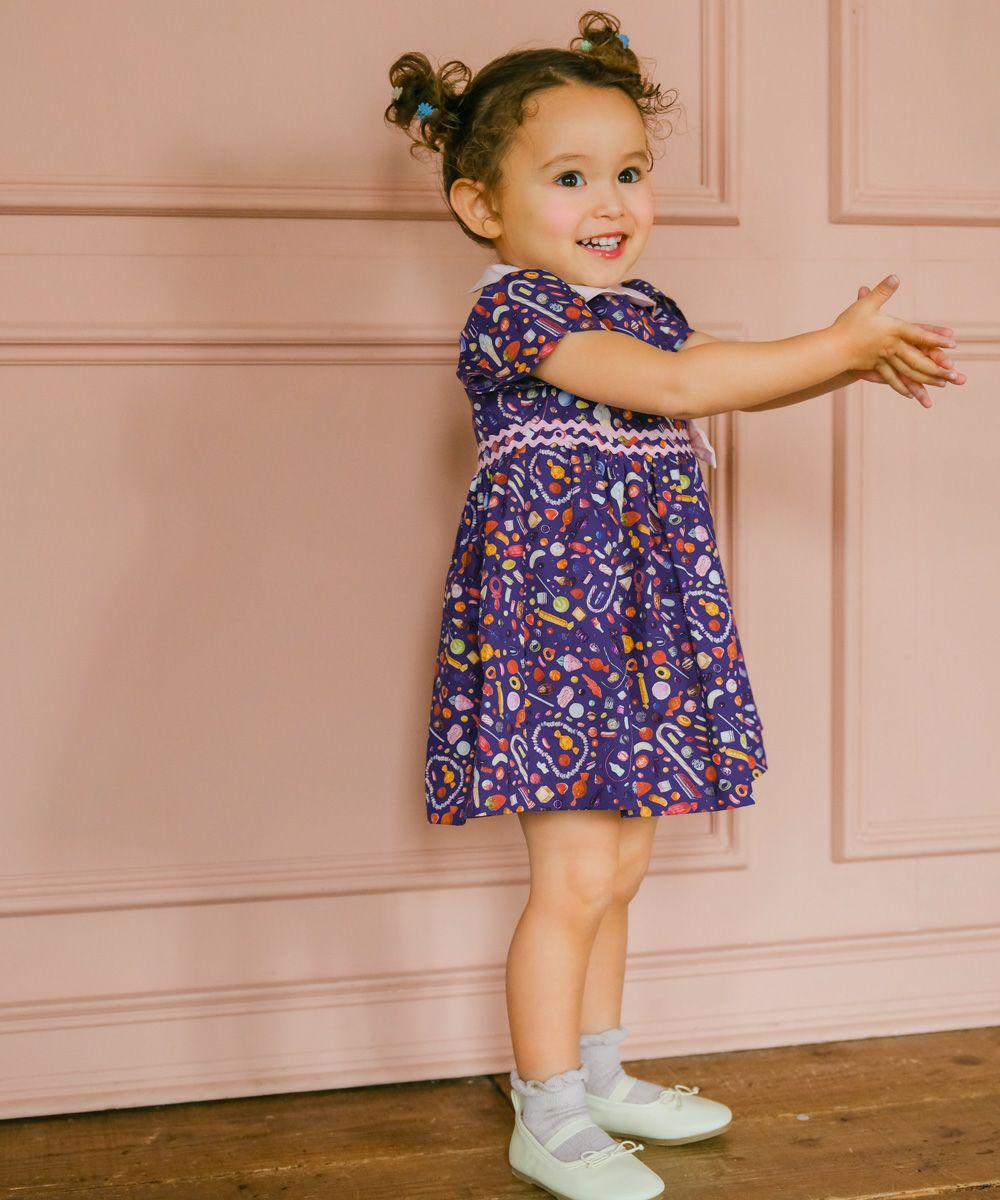 ベビー服 女の子 日本製 リバティプリント使用  スイーツ ワンピース パープル(91) モデル画像全身