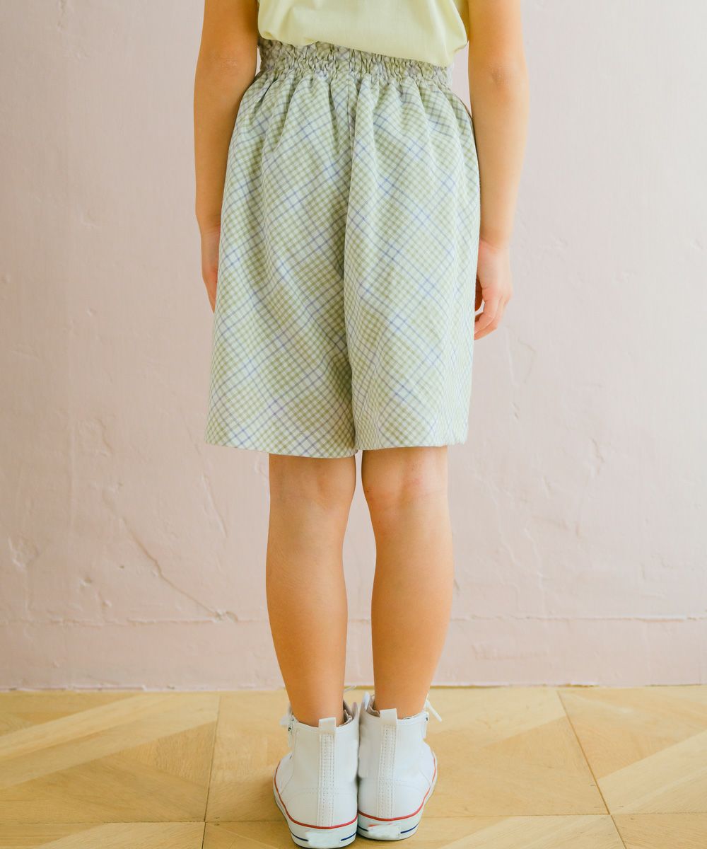 子供服 女の子 綿100％ チェック柄 くるみボタン キュロット グリーン(08) モデル画像全身