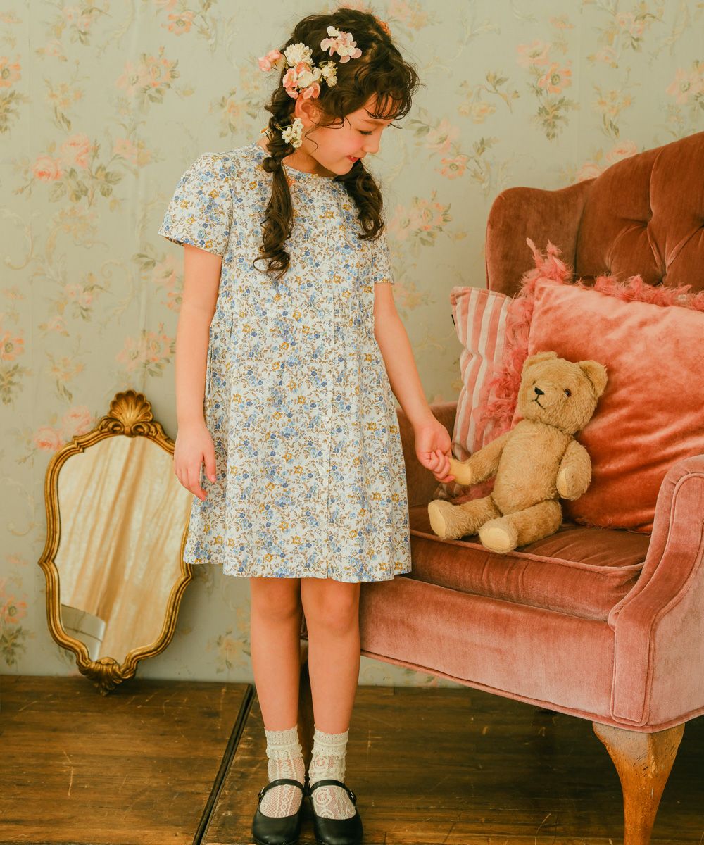 ベビー服 女の子 綿100％ 小花柄 ボタン開き ワンピース ブルー(61) モデル画像全身