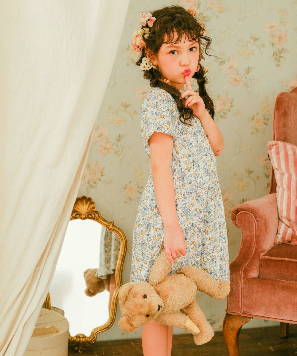 ベビー服 女の子 綿100％ 小花柄 ボタン開き ワンピース ブルー(61) モデル画像2