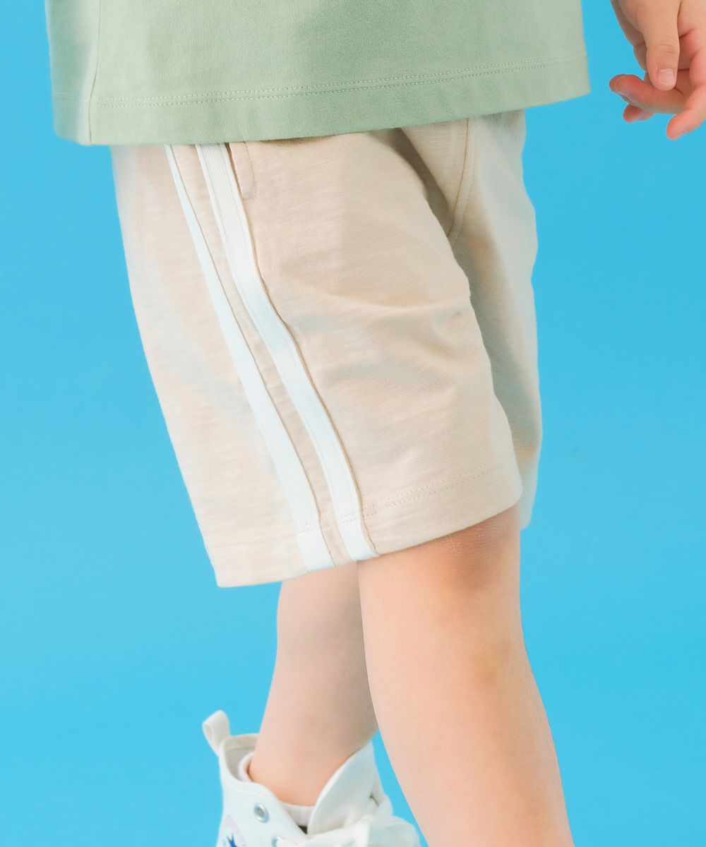 ベビー服 男の子 サイドライン ハーフパンツ ベージュ(51) モデル画像全身