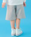 ベビー服 男の子 綿100％ ロゴ ハーフ丈 パンツ グレー(09) モデル画像全身