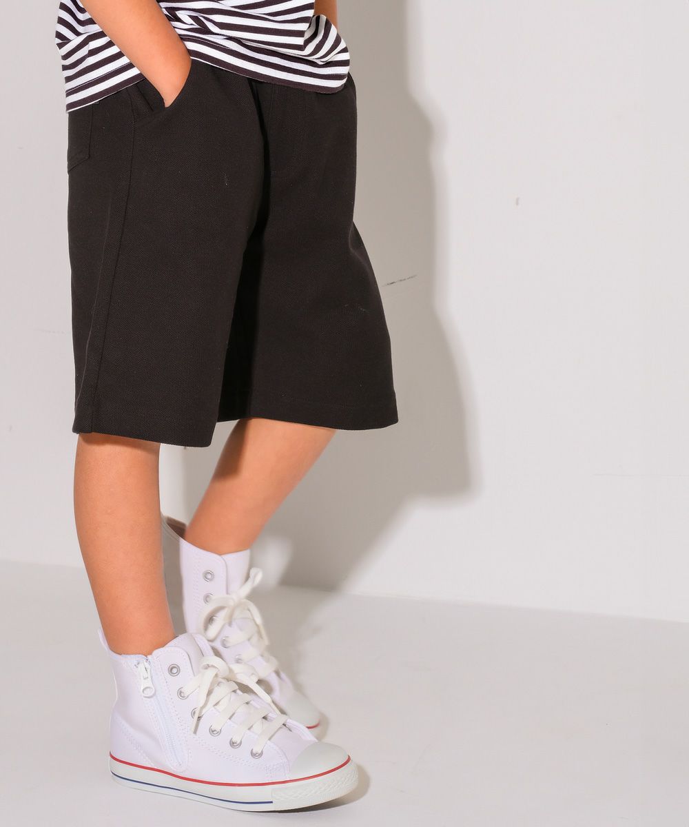 ベビー服 男の子 綿100％ ロゴ ハーフ丈 パンツ ブラック(00) モデル画像全身