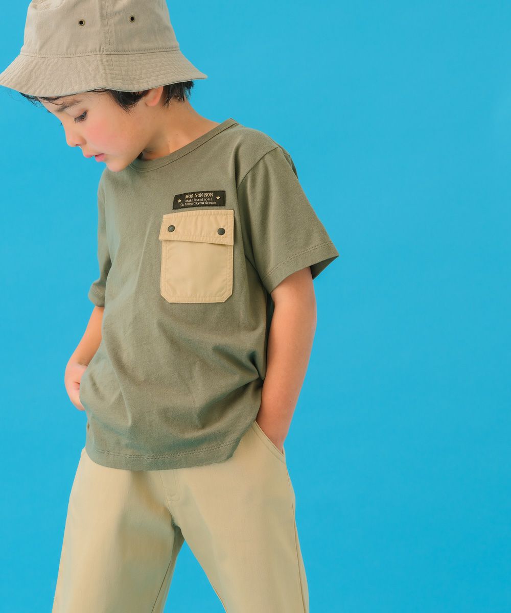 子供服 男の子 ロゴアップリケ ＆ フタつき ポケット Tシャツ カーキ(82) モデル画像アップ